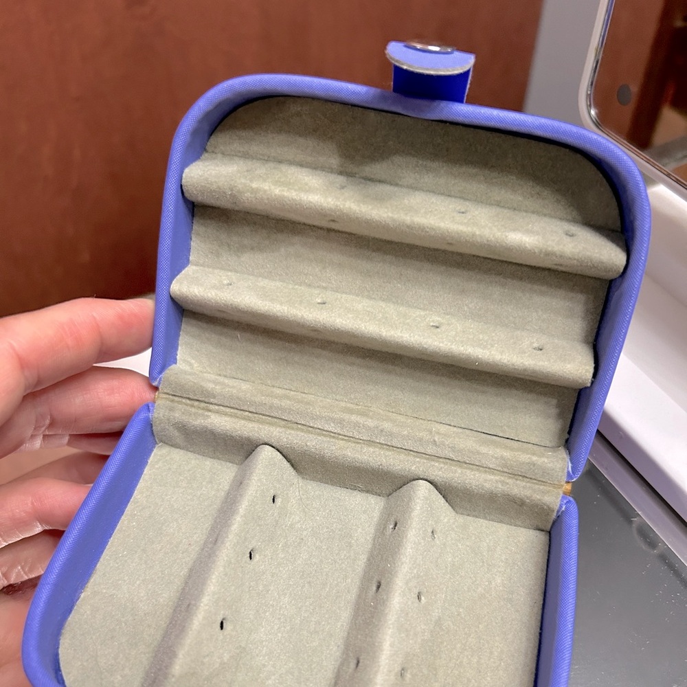 Travel case for earrings blue